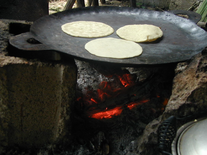 cocinando tortillas mayas